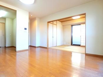 リビング・ダイニングには床暖房がございます。