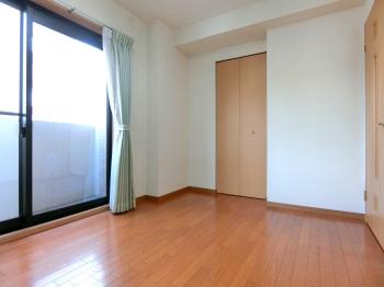 2面採光の約5.7帖の洋室2です。