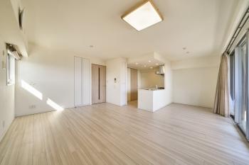 陽当たり・眺望良好な南東・南西向き角住戸、約19.2帖の広々としたLDK