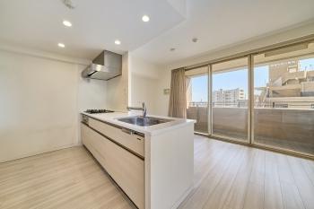 開放的な対面式カウンターキッチン