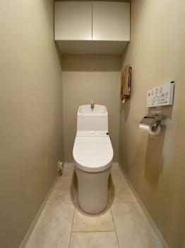 温水洗浄機能付き便座、上部吊戸棚付き