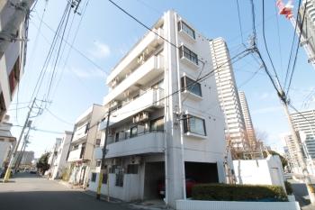 タイル張りの外観