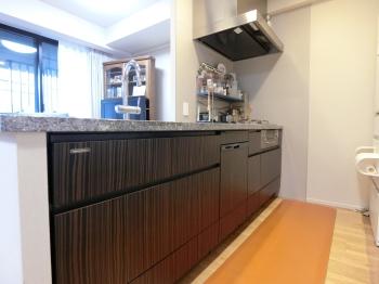 浄水器付きのキッチン