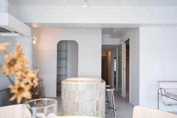 海外インテリアのような丸みと白で整えたアートな暮らし