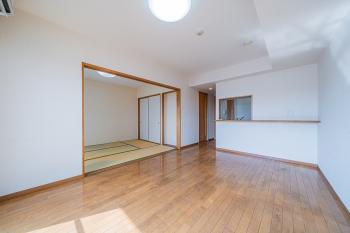 リビングダイニングキッチンは約12.2帖の空間です。