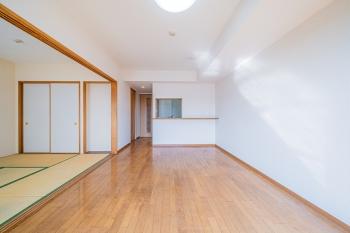 リビングダイニングキッチンは約12.2帖の空間です。