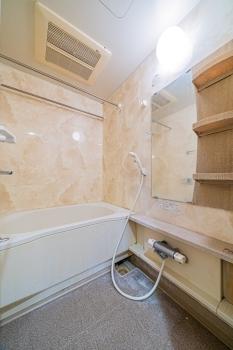 1216サイズの浴室は換気乾燥暖房機付きで雨の日の洗濯物も安心。