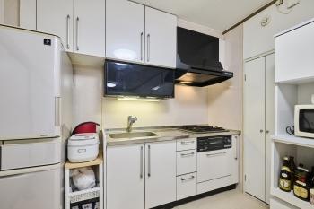 キッチンは白で統一されています