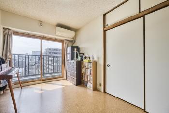 洋室は落ち着いた色合い