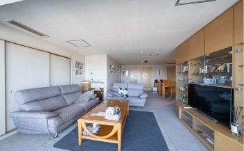 陽光が差し込む、明るい空間。ご家族皆様でゆったりとお寛ぎいただけます。