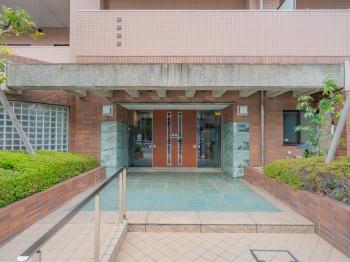 スロープ付きのエントランス