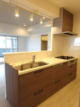 料理をしながら会話を楽しめる対面式キッチンが採用されています。