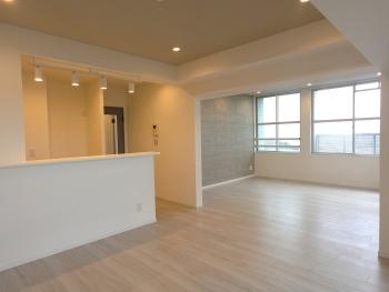 リビングダイニングは陽光が差し込む明るい空間です。