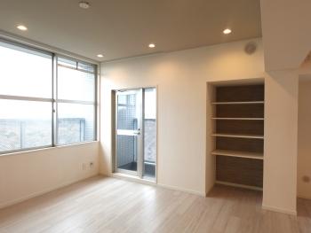 リビングダイニング東側には可動棚がございます。