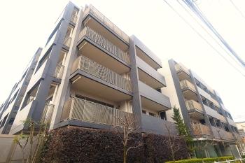 南東側メインエントランス付近から撮影した写真