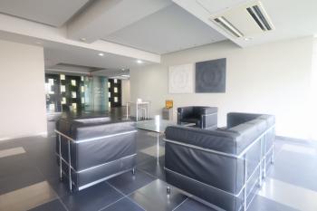 来客者が来ても対応のできるソファと机のあるエントランス。