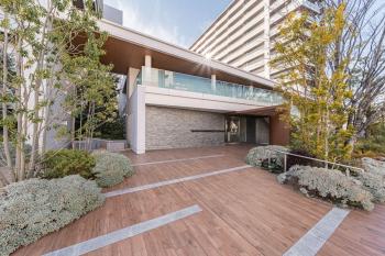 高級感があり緑に溢れたエントランス