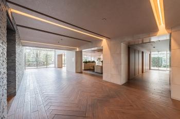 ガラス張りで明るいエントランスホール