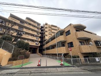 JR南武線「西府」駅徒歩4分のマンションです。