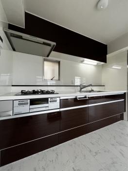 窓付きのキッチン