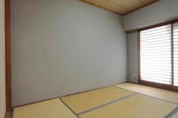 グレーのアクセントクロスが特徴的な和室