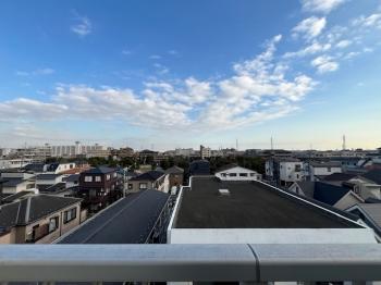 南東側バルコニーから見た南東向きの眺望