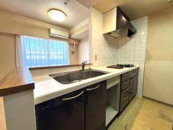 料理をしながらご家族や友人との会話を楽しめる、対面式キッチンが採用されています。