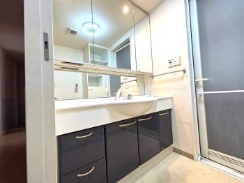 身だしなみを整えやすい、三面鏡・シャワー付き洗面化粧台です。