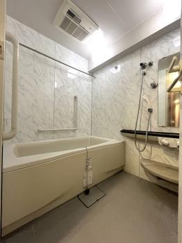 浴室にはお子様やお年寄りに配慮した手すりを設置し、浴室換気乾燥機を完備。