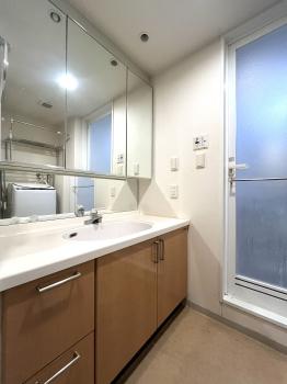 洗面所には収納機能のある三面鏡付洗面化粧台を設置。