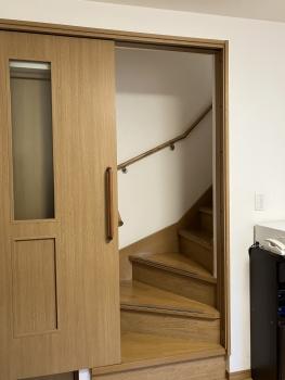 リビングの階段には引き戸があり、リビングの室温を快適に保つのに役立ちます。