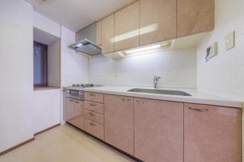 換気がしやすく、使い勝手の良さを感じる窓付きキッチン