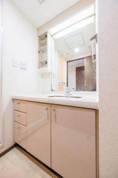 鏡付きの洗面台を備え、使いやすい配置の洗面室