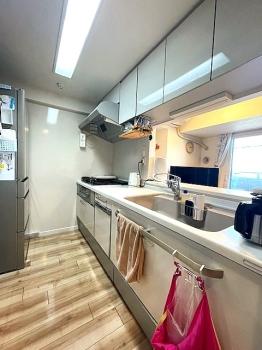 料理をしながら会話を楽しめる、対面式キッチンが採用されています。