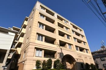 ヨーロッパ建築の意匠を取り入れた瀟洒な外観