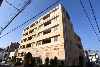 南・東角地の立地を生かした歩車分離設計で敷地内動線の安全に配慮