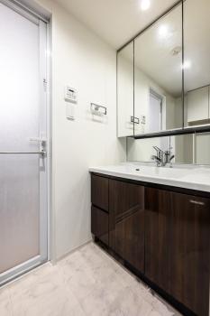 3面鏡が備わった洗面化粧台。（CGで作成したリフォームイメージ）