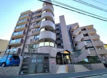 最寄駅からフラットアプローチ×リバーサイドに佇む邸宅