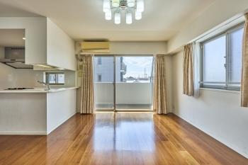 南向き角住戸につき日照・通風良好です。