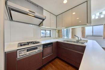 窓付で明るいL字型のキッチン。床暖房が設置されております。