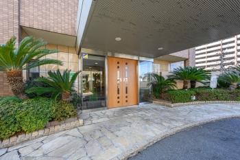 エントランス前屋根付車止め