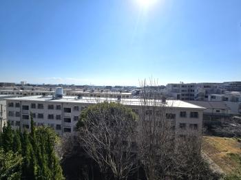 リビングダイニング（約３０．４帖）　南東向き・角住戸につき、陽当たり良好です。