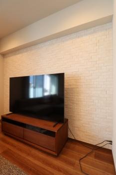 リビングの壁にエコカラットが入っています