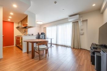 3LDKを2LDKに変更しており、15.3帖の広々お過ごしいただけます。