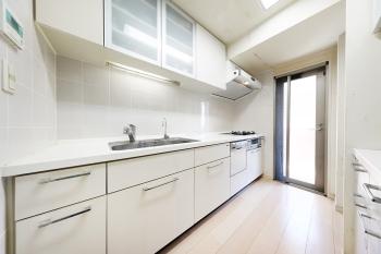 勝手口のある明るいキッチン。