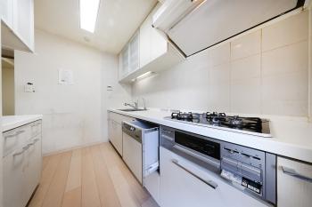 配膳に便利なカウンターを完備したキッチン。