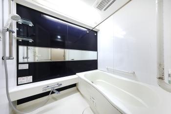 雨の日の洗濯に便利な浴室乾燥機あり、追い焚き機能付きオートバス完備