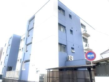 白と青の存在感のあるツートンカラーの外観