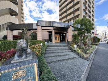 東側メインエントランス