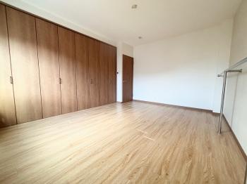 洋室１　収納付き、反対側（北西側）には窓がついています